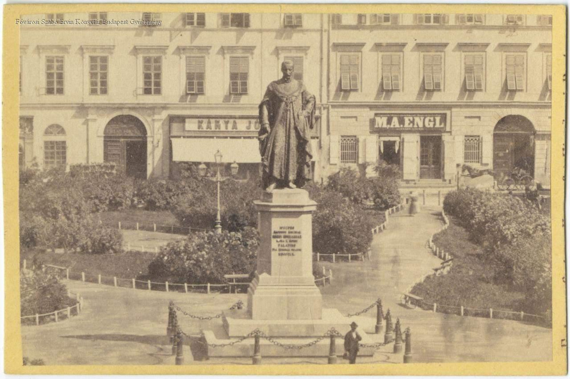 József főherceg (nádor) szobra a róla elnevezett téren