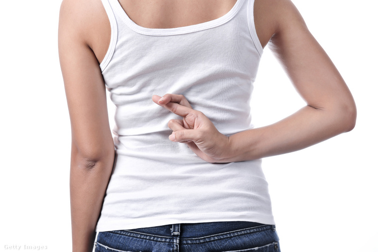 Egy nő csuriban tartja a háta mögött a kezét, mert hazudik. (Illusztráció: Getty Images)