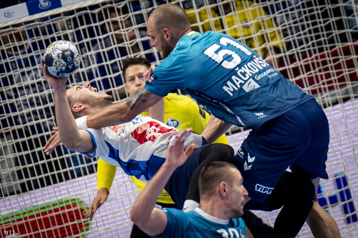 Fazekas Gergő, az Orlen Wisla Plock játékosa (b), valamint a szegedi Borut Mackovsek (j), Gleb Kalaras (elöl, k) és Mikler Roland (b2) a kézilabda férfi Bajnokok Ligája csoportkörében, a B csoport első fordulójában játszott OTP Bank-Pick Szeged–Orlen Wisla Plock mérkőzésen a szegedi Pick Arénában 2025. szeptember 11-én. A lengyel csapat 34–33-ra győzött.