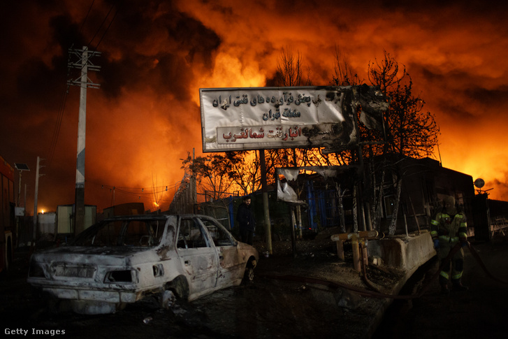 Tűz ütött ki a Shahran olajraktárban az Egyesült Államok és Izrael teheráni támadásait követően Teheránban 2026. március 8-án