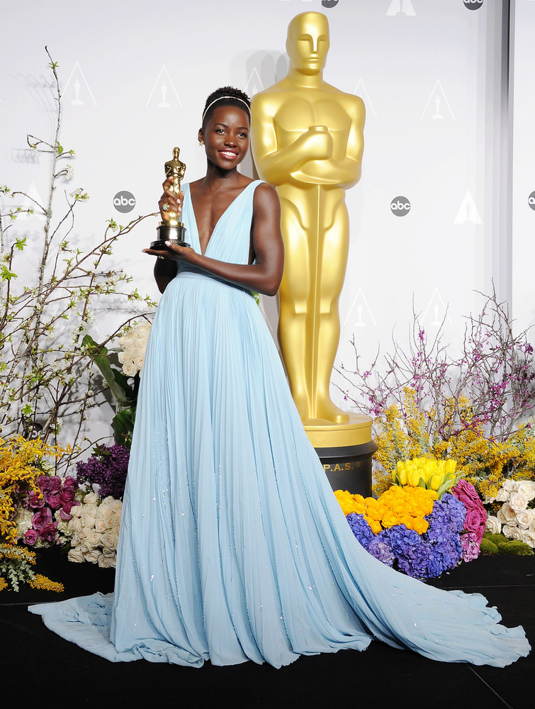 Lupita Nyong’o - 2014A kenyai származású színésznő amikor 2014-ben átvette az Oscar-díját, az egész világ azt találgatta, hogy pontosan milyen színű a Prada-ruhája