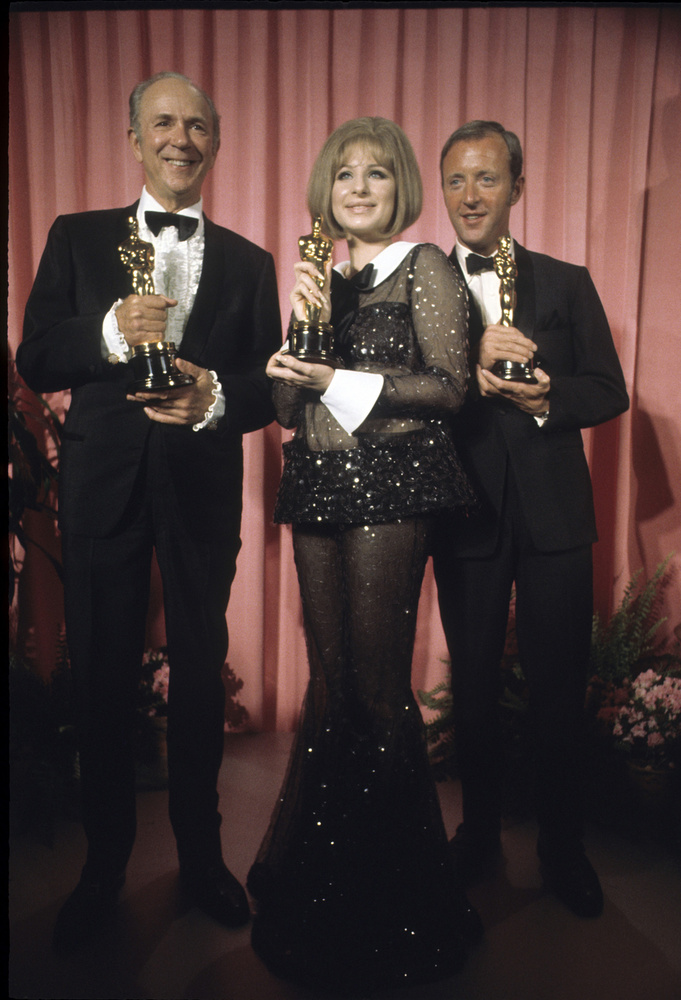 Barbra Streisand - 1969Barbra Streisand 1969-es, díjnyertes Academy Awards megjelenése - amikor a legjobb színésznő díját is megkapta - abban az időben talán sokakat meglepett, ma viszont remek bizonyíték arra, hogy a divattal való játék és a tömegből való kitűnés hosszú távon mindig a legjobb választás.
