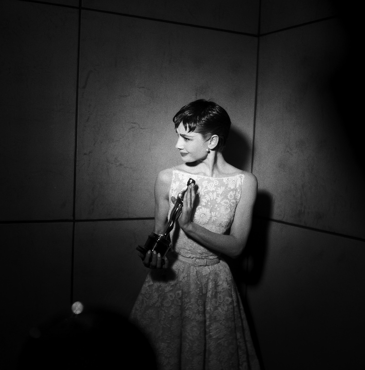 Audrey Hepburn - 1954Amikor Audrey Hepburn 1954-ben megnyerte a legjobb színésznőnek járó Oscart, még nem volt divat az, hogy a sztárok nyíltan együtt dolgoznak divatházakkal