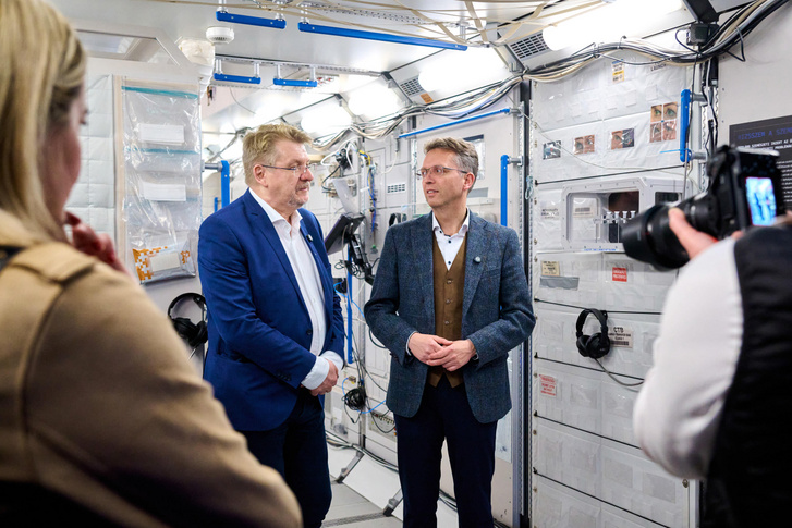 Nagy Zoltán Zsolt, a Semmelweis Egyetem Szemészeti Klinikájának igazgatója, és Hankó Balázs kultúráért és innovációért felelős miniszter a Huniverzum kiállításán