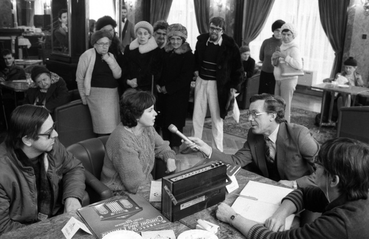Az Astoria szálló hallja 1984-ben, A Ki nyer ma? – játék és muzsika tíz percben felvétele. A mikrofonnál Boros Attila
