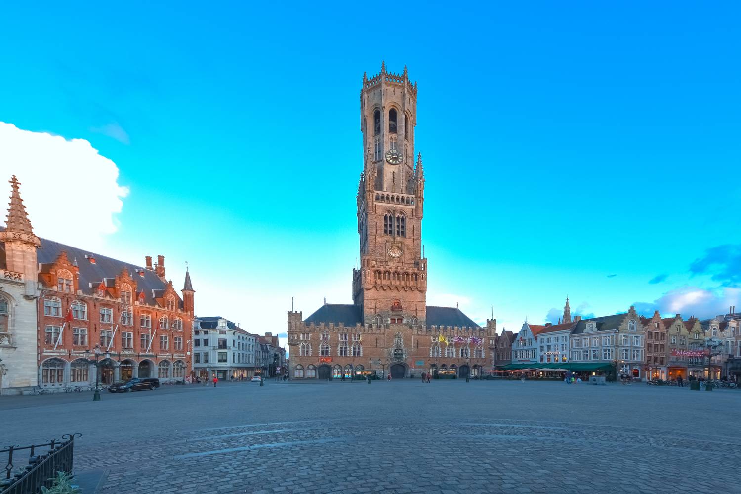 A város szíve a történelmi piactér, a Markt, ahol a 83 méter magas Belfry of Bruges harangtorony uralja a látképet. A toronyba felvezető lépcsők végén lenyűgöző panoráma nyílik a vörös tetők és csatornák labirintusára.