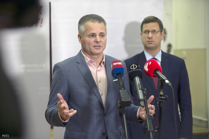 Salacz László, a Fidesz országgyűlési képviselője és Gulyás Gergely, a Miniszterelnökséget vezető miniszter a kormánypártok országjárásának kecskeméti fóruma előtt.