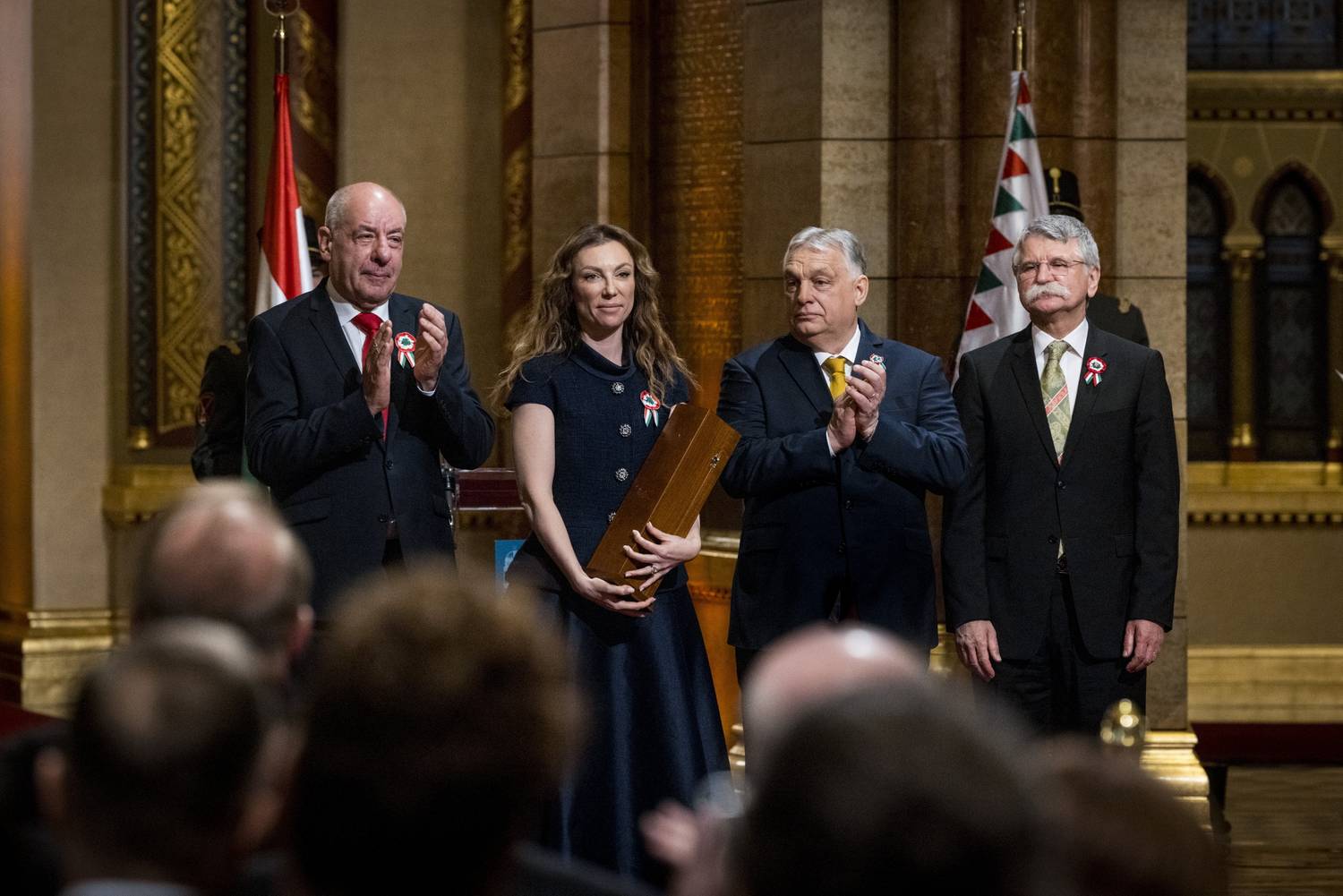 Rúzsa Magdi átvette a Kossuth-díjat Sulyok Tamás köztársasági elnöktől, Orbán Viktor miniszterelnöktől és Kövér Lászlótól, az Országgyűlés elnökétől.