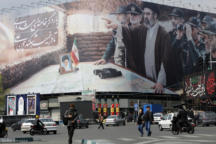 Egy transzparensen Irán új legfelsőbb vezetőjének, Modzstaba Hamenei portréja és az Iszlám Forradalmi Gárda (IRGC) vezető parancsnokai, Teheránban 2026. március 14-én