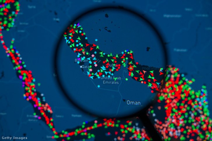 A MarineTraffic hajókövető térképe, amely a Hormuzi-szorosban közlekedő hajók mozgását mutatja, miközben a kereskedelmi hajóforgalom meredeken visszaesett az Irán körüli eszkalálódó konfliktus miatt – 2026. március 15-én