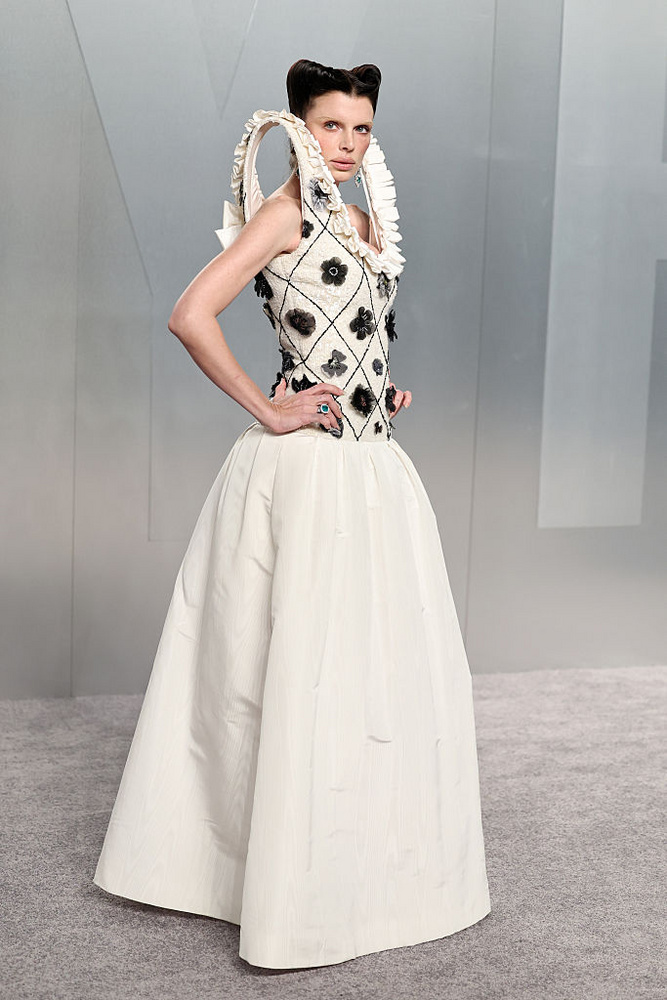 Julia Fox egy barokk időket megidéző fehér ruhában állt a kamerák elé.