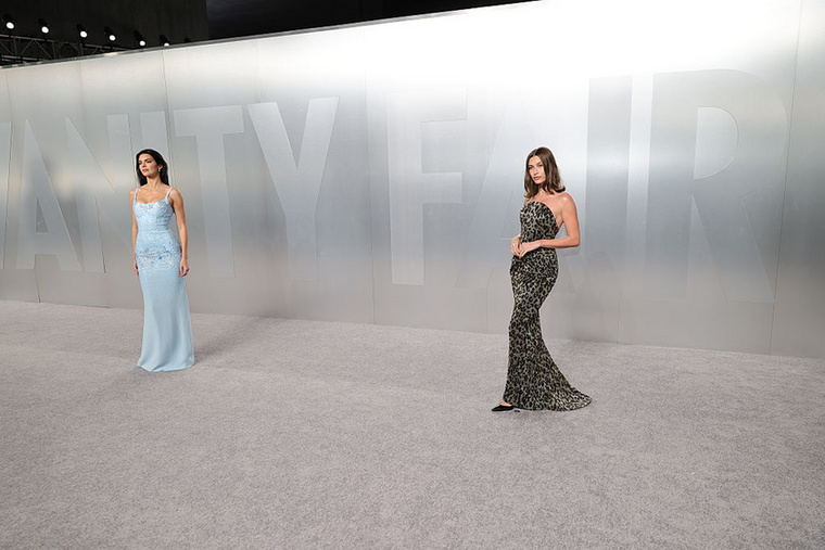 Kendall Jenner és Hailey Bieber egy időben állt a kamerák elé: míg előbbi egy világoskék visszafogott ruhában ragyogott, addig utóbbi egy állatmintás estélyit választott.