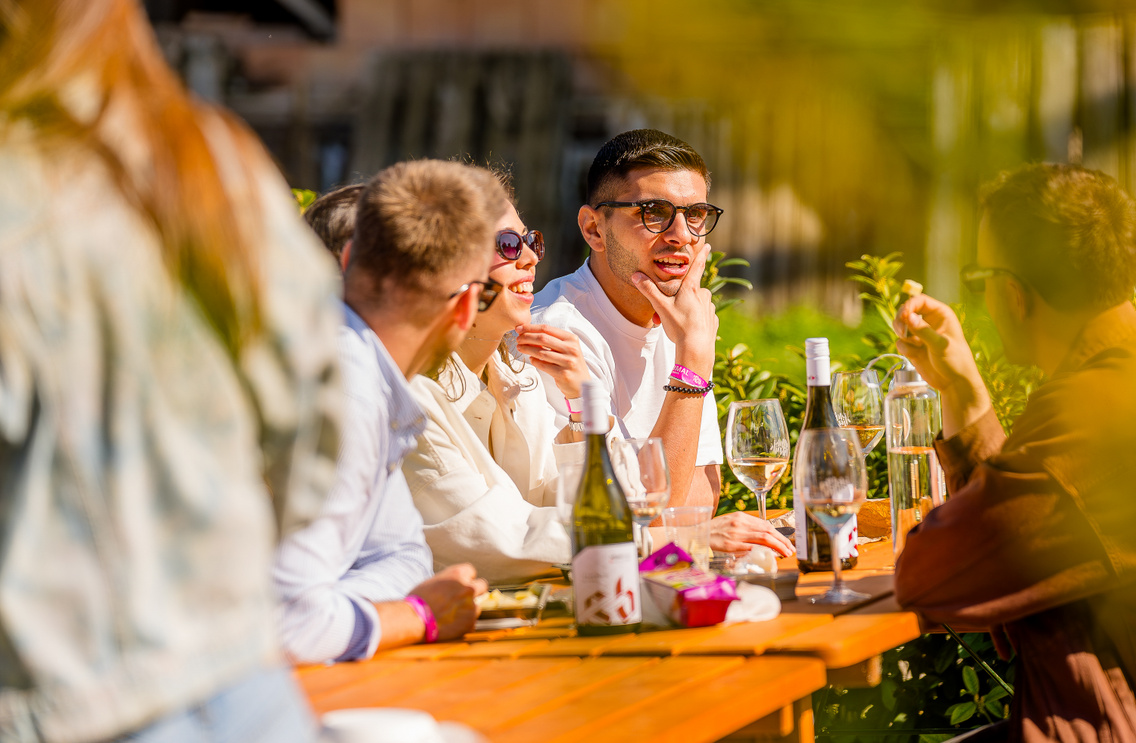 baráti társaság borozgatás