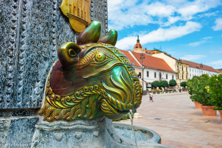 A Zsolnay-műalkotások uralják Pécs városképét.