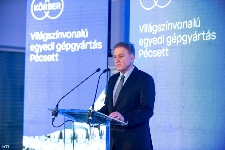 Cziráki Attila, a pécsi szívgyógyászati klinika igazgatója beszédet mond a Körber Hungária beruházásbejelentő ünnepségén Pécsen 2026. január 27-én.