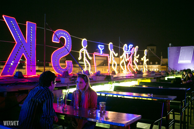 A neon világító feliratok jól állnak a Corvintetőnek.