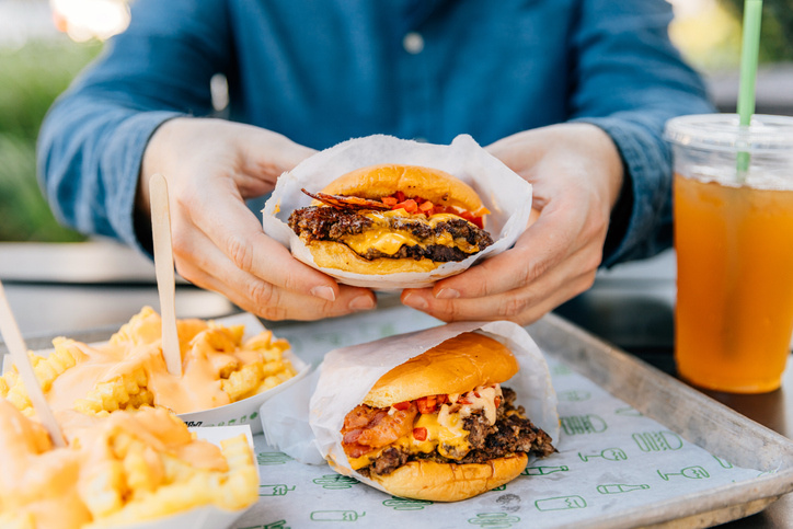 SajtburgerA sajtburger – mint minden étel – belefér egy egészséges étrendbe időnként, de késő este egyáltalán nem ideális.„A magas telítettzsír-tartalom lassíthatja a gyomor kiürülését, így az étel tovább marad a gyomorban, miközben aludni próbálsz” - mondja a dietetikus.Ez a szervezetet inkább az emésztésre hangolja rá, nem az alvásra.