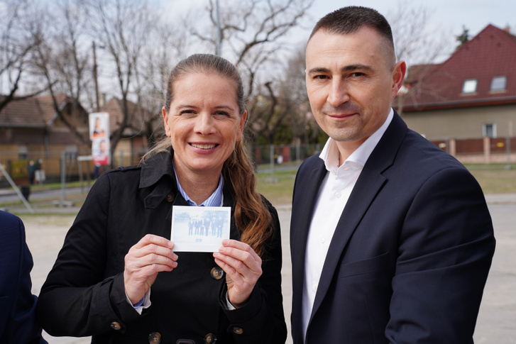 Király Nóra országgyűlési képviselő és Borbély Lóránd, Csepel polgármestere egy időkapszulába szánt fotóval.