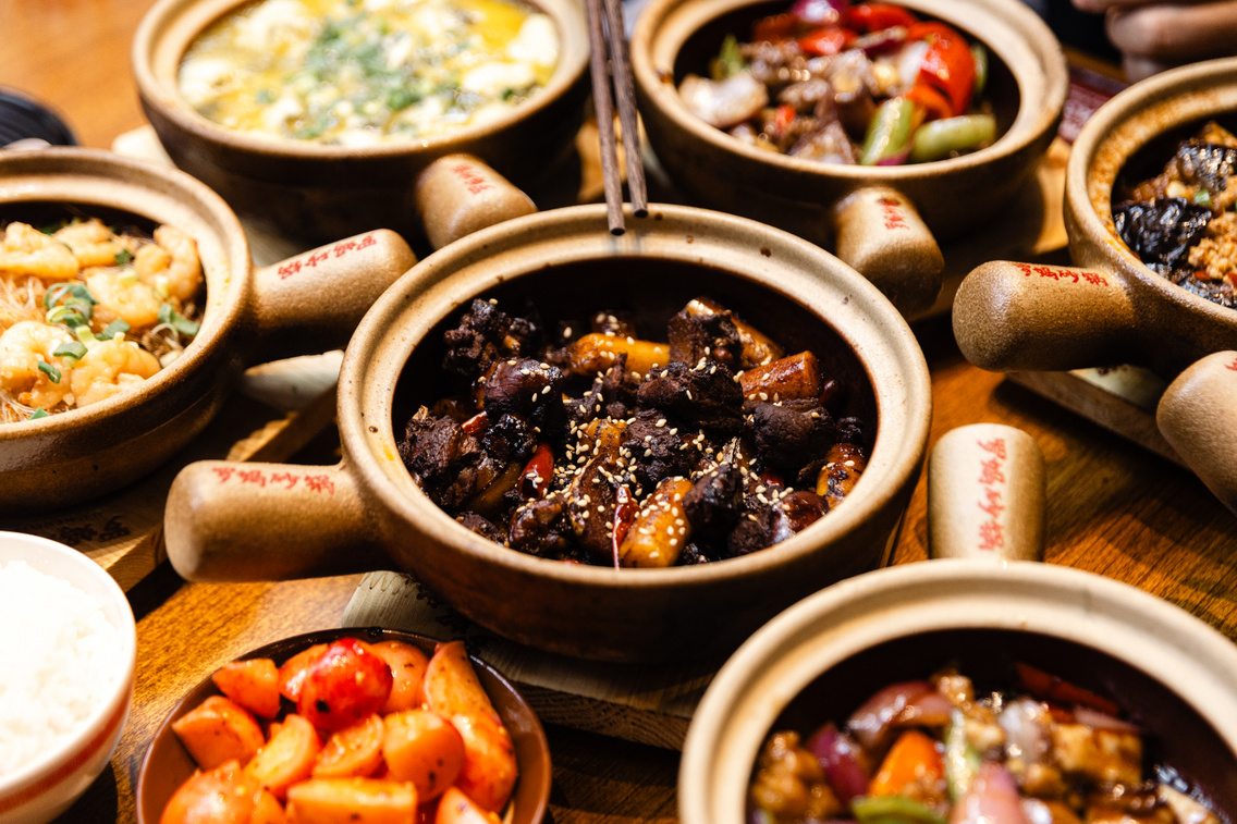 Középen: feketekacsa-claypot