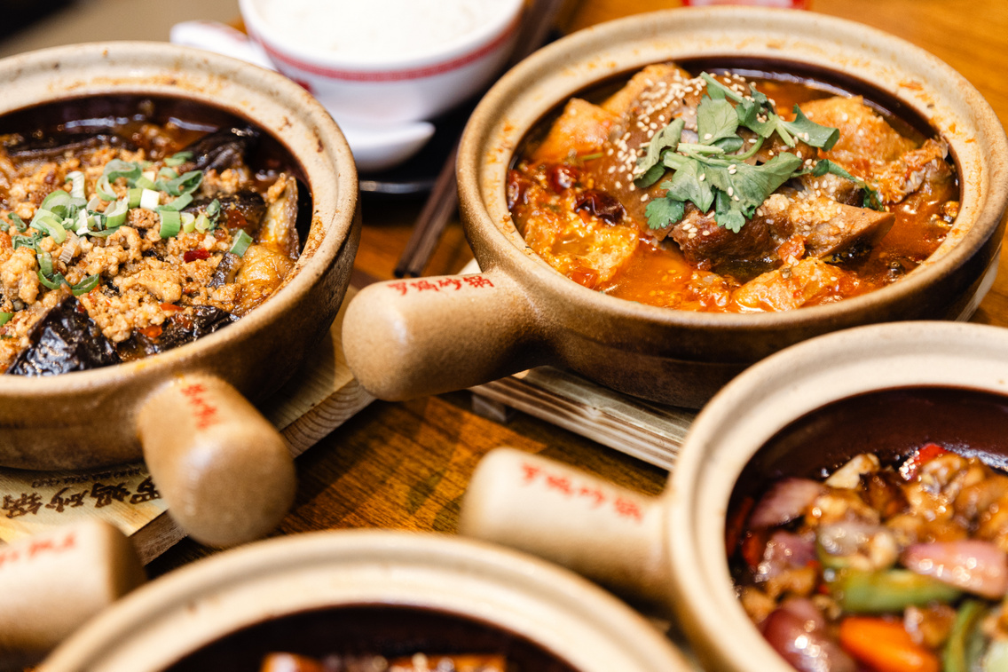 Sertéscsülökclaypot (jobbra)