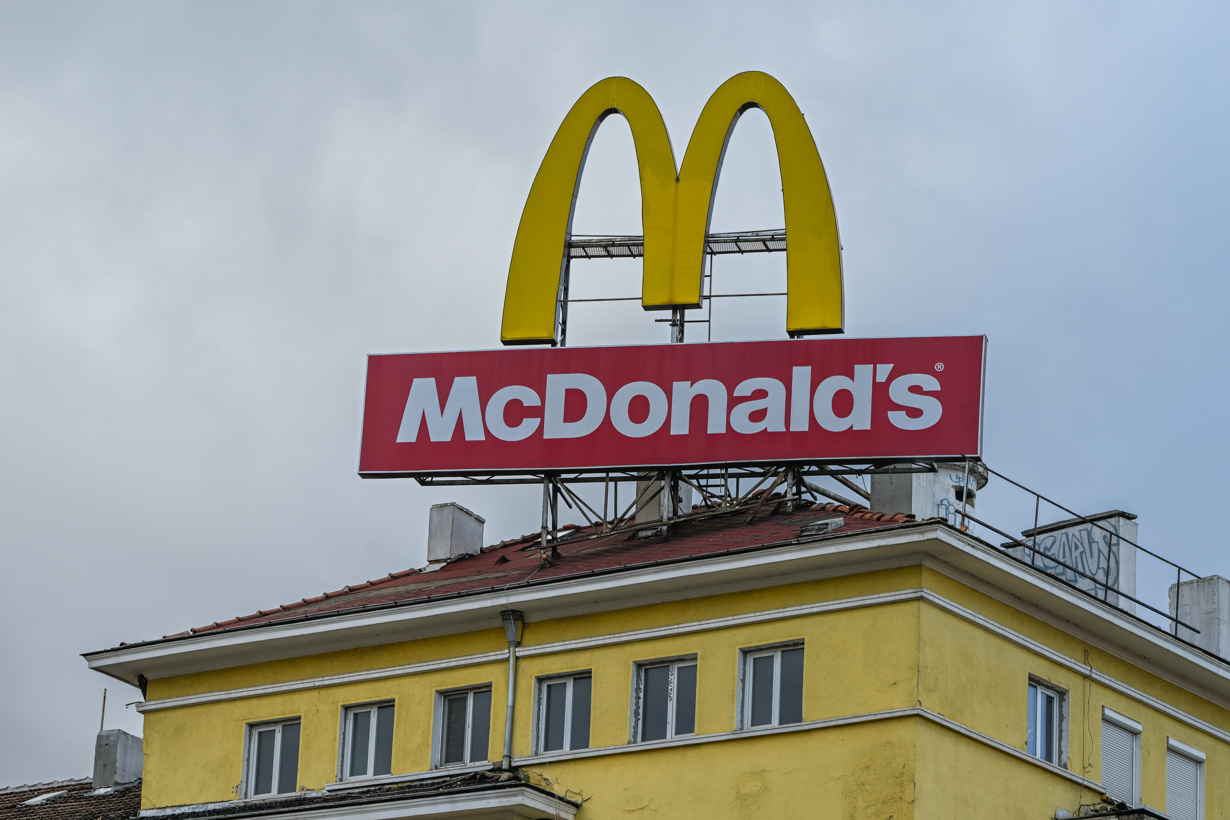 Az első McDonald’s-franchise sárga ívei eredetileg csak figyelemfelkeltő építészeti elemnek születtek 1952-ben, de az ívek bizonyos szögből úgy tűntek, mintha összefonódnának – ebből alakult ki később a híres logó. Ray Kroc a gyors terjeszkedéshez az íveket logóvá formálta, és bár először még egy dőlt vonalat is tartalmazott, 1968-ra megszületett az ikonikus arany ív. A legmeglepőbb, hogy a brandtanácsadó szerint a logó szimbolikusan „anyai” üzenetet hordozott, ami tudat alatt a vásárlókat is vonzotta.