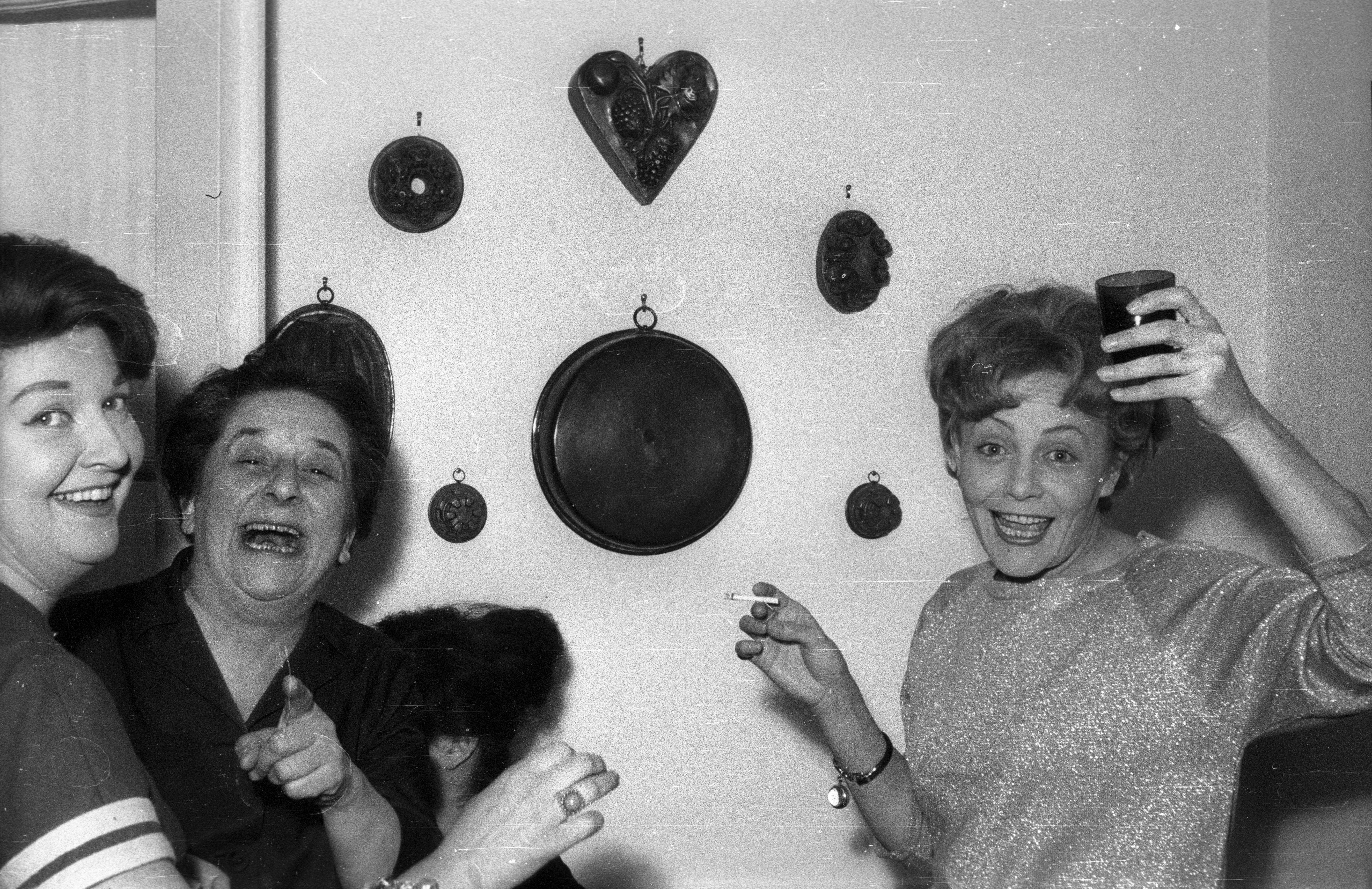 Gobbi Hilda színművésznő (középen) az otthonában. Balra Balogh Erzsi, jobbra Temessy Hédi színművésznő.