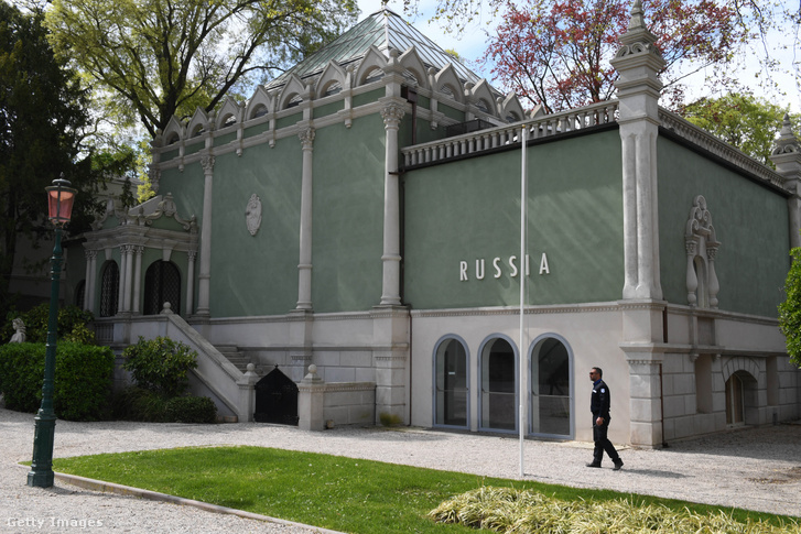 A zárva tartó orosz pavilon látható a Giardiniben 2022. április 19-én