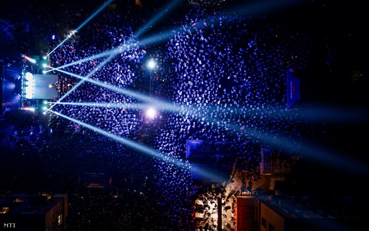 Résztvevők Orbán Viktor miniszterelnök a Fidesz elnöke országjárásának dunaújvárosi állomásán a Dózsa György téren 2026. március 18-án