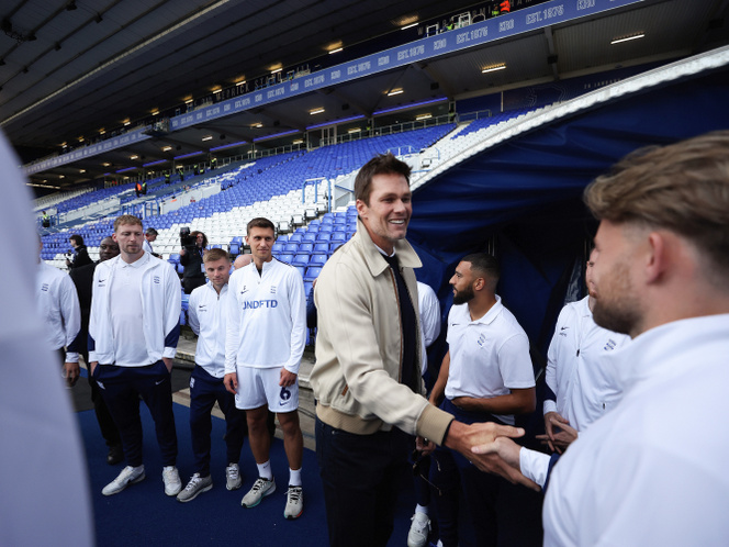 Tom Brady találkozik a Birmingham City játékosaival a Wrexham elleni harmadosztályú mérkőzés előtt 2024. szeptember 16-án