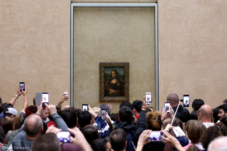Látogatók fényképezik a Mona Lisát, Leonardo da Vinci 1503–1506 között készült olajfestményét a párizsi Louvre Múzeumban 2018. április 9-én