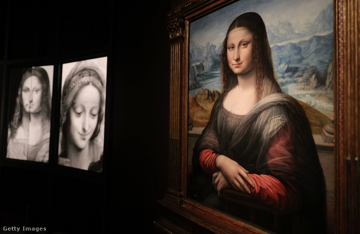 A Prado Mona Lisa a Prado Múzeum falán 2021. szeptember 21-én, Madridban. A kép Leonardóhoz köthető, de egy tanítványa készíthette vagy fejezhette be. A kompozíció, a beállítás és a háttértáj megegyezik a Meztelen Mona Lisáéval, és erősen hasonlít a louvre-beli Mona Lisa képével