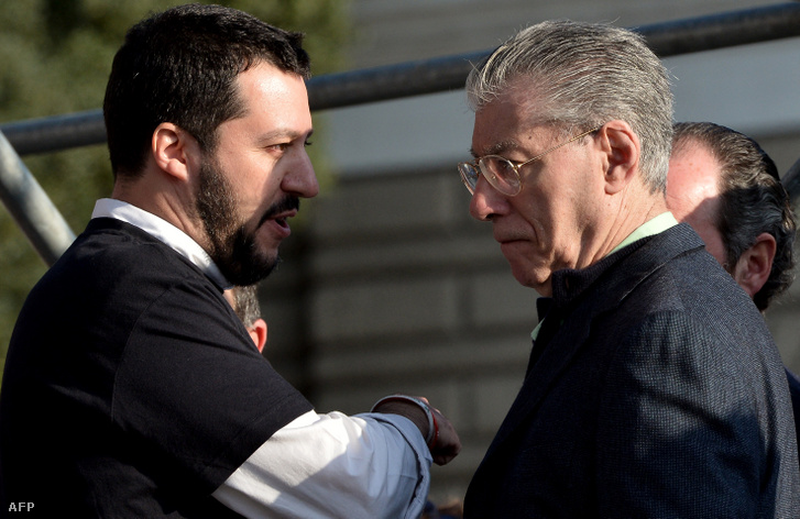 Umberto Bossi (jobbra) hallgatja a párt vezetőjét, Matteo Salvinit egy, az olasz kormány elleni tüntetésen Rómában, 2015. február 28-án