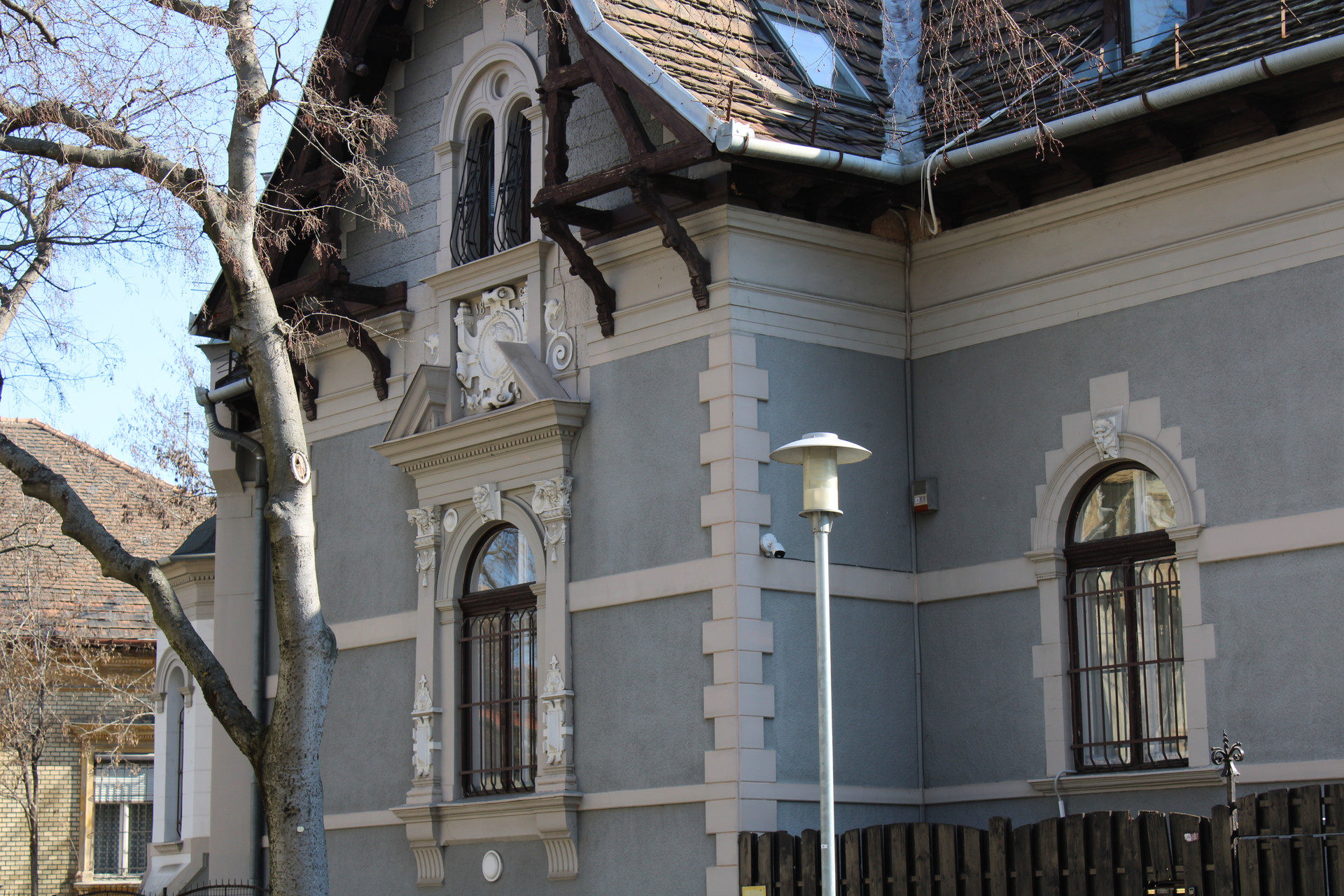 Több olyan épületet is találunk a telepen, amely svájci nyaralókat idéz