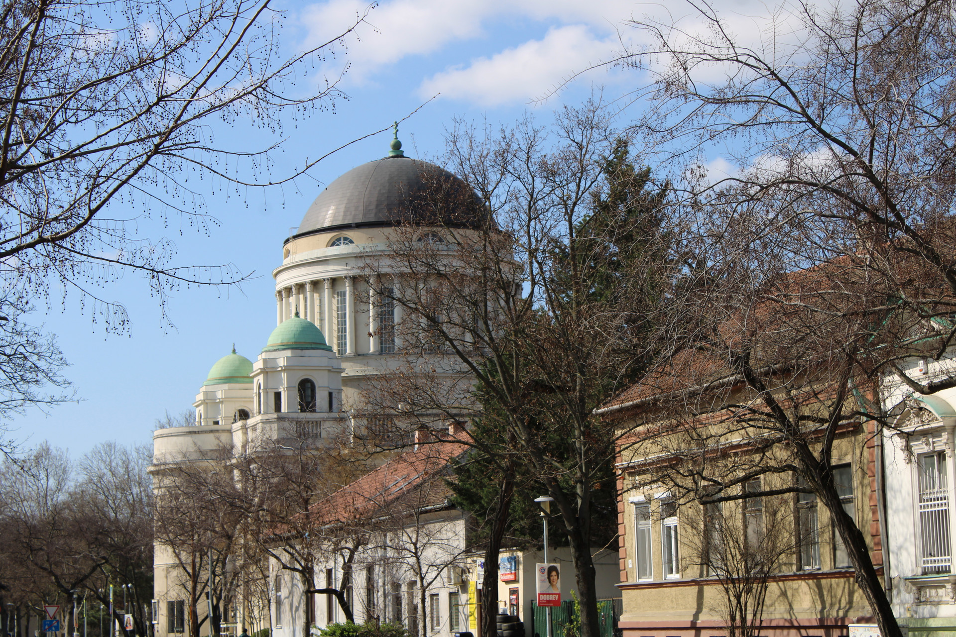 Háttérben a Magyarok Nagyasszonya-templom