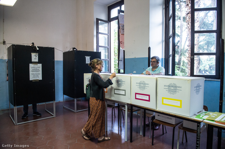 Egy választópolgár szavaz egy szavazókörben 2025. június 8-án az olaszországi Salernóban