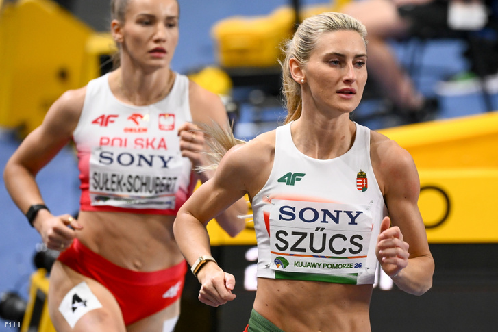 Szűcs Szabina (j) a női ötpróba 800 méteres síkfutás versenyszámában a toruni fedettpályás atlétikai világbajnokságon 2026. március 22-én