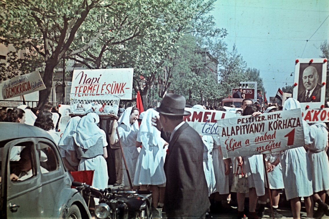 Váci út, a Pesti Izraelita Hitközség Alapítványi Kórházának dolgozói a május 1-jei felvonuláson az Ipoly utca közelében, 1946