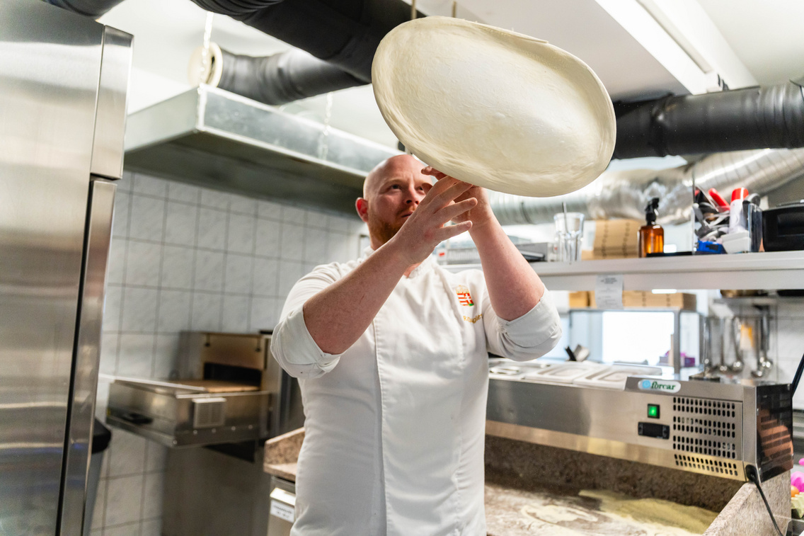 Kugler Richárd pörgeti a tésztát