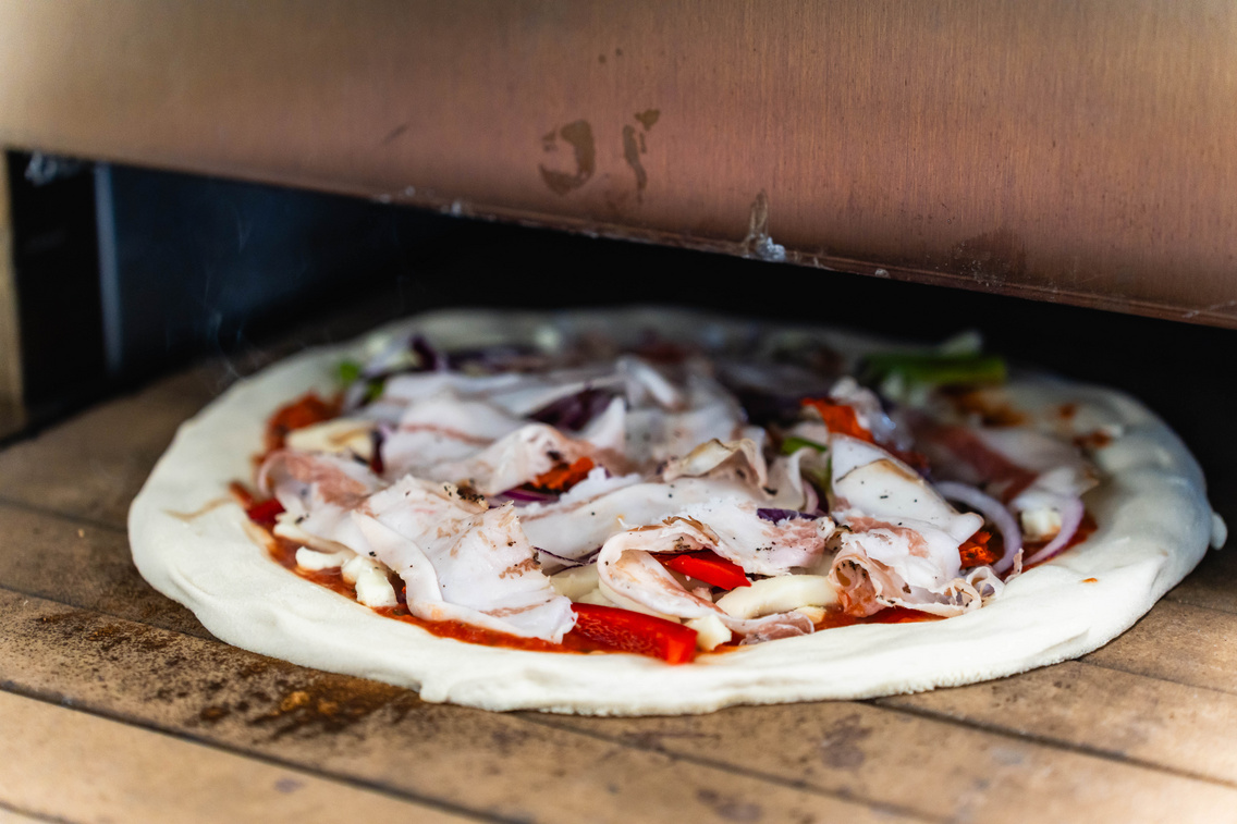 Futószalagon megy be a sütőbe a pizza