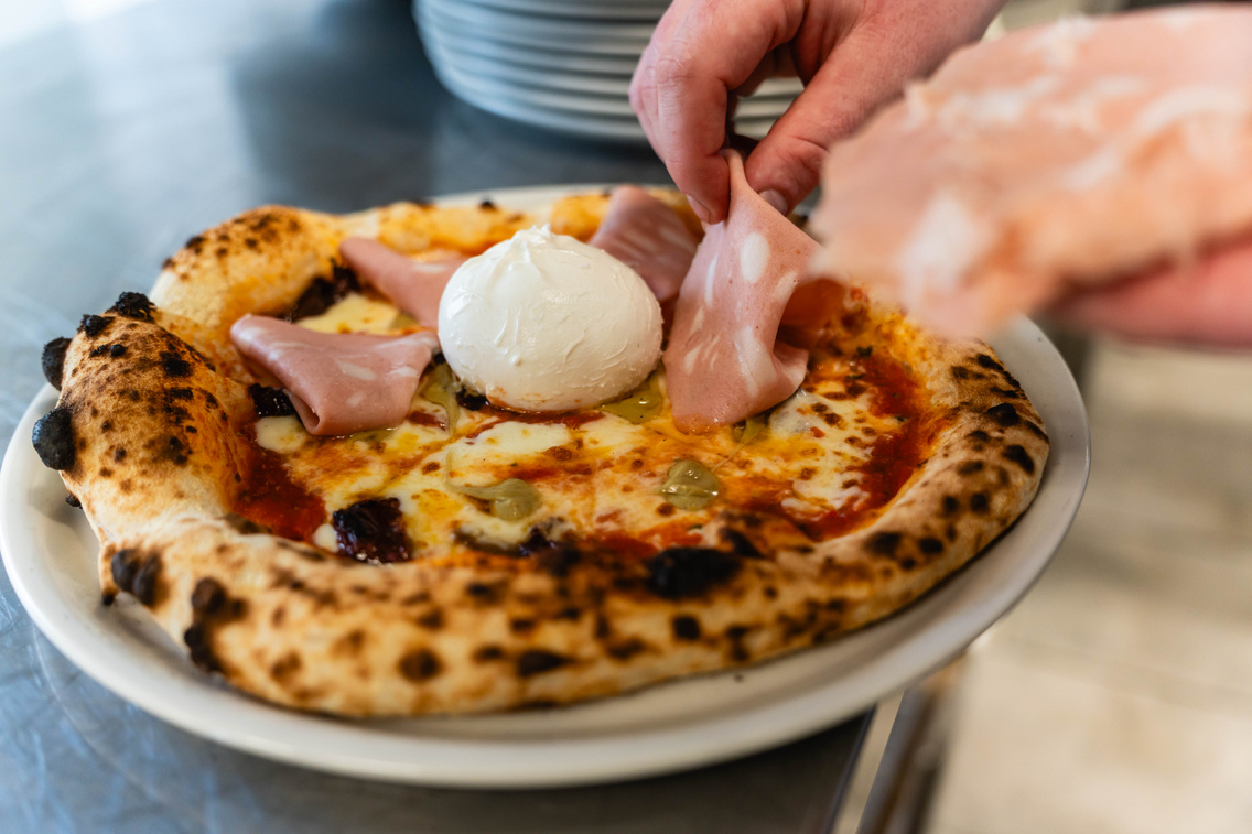 A mortadella és a burrata frissen kerül a pizzára