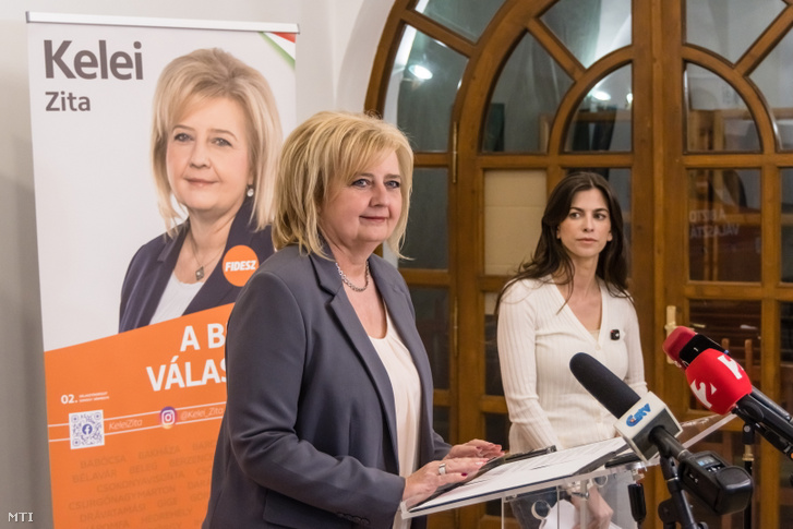 Kelei Zita, a Fidesz-KDNP országgyűlési képviselőjelöltje és Szentkirályi Alexandra, a Fidesz budapesti elnöke a kormánypártok országjárásának csurgói fóruma előtt tartott sajtótájékoztatón 2026. március 19-én.