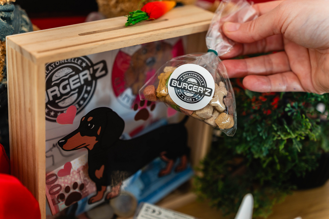 Mindkét hely kutyabarát, sőt menhelyeket is támogatnak