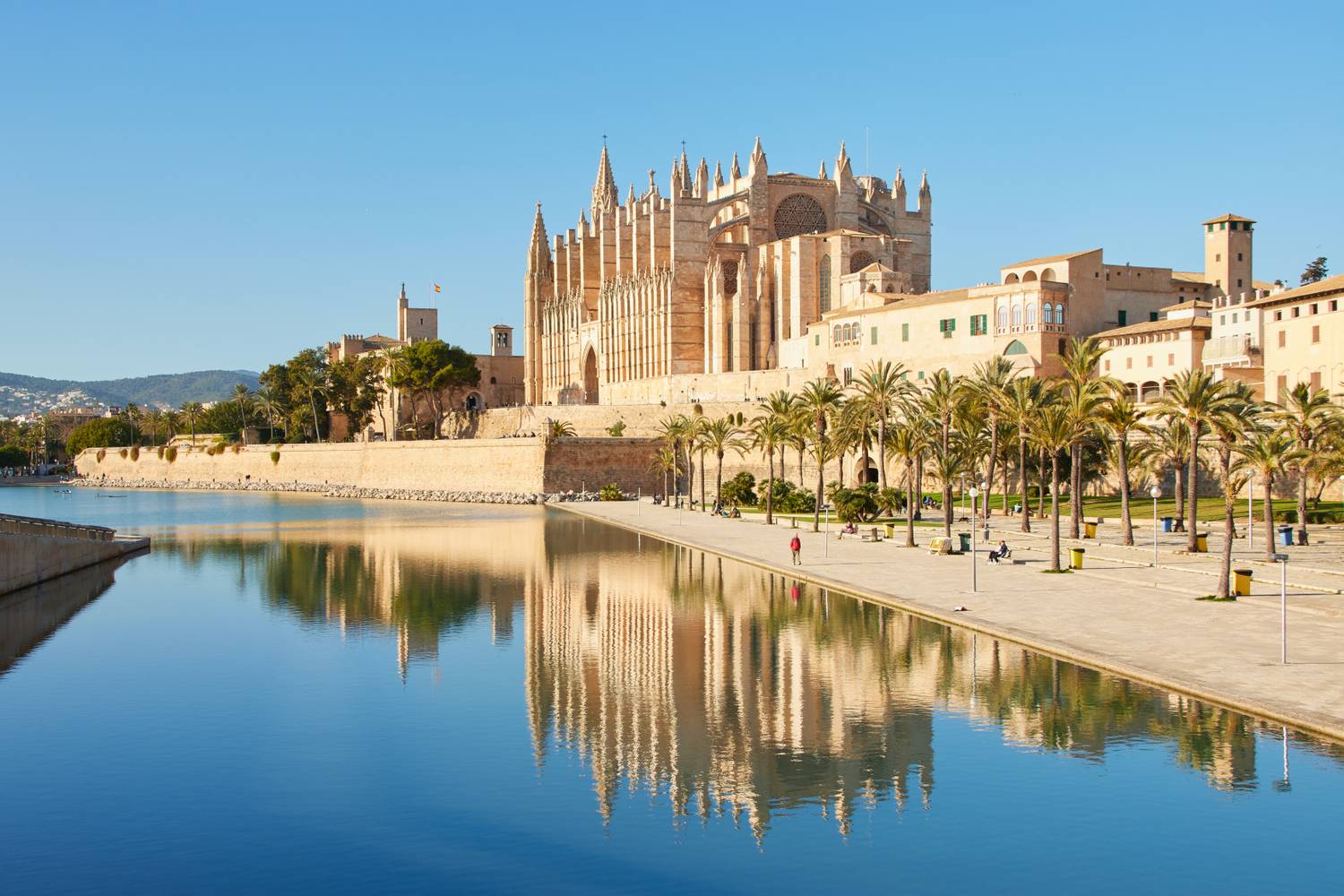 Palma de Mallorcára a jegyek 24 400 forinttól kezdődnek, a sziget kompakt mérete miatt könnyen bejárható. A város híres katedrálisa és a La Almudaina királyi egyaránt lenyűgöző történelmi látnivalók.
