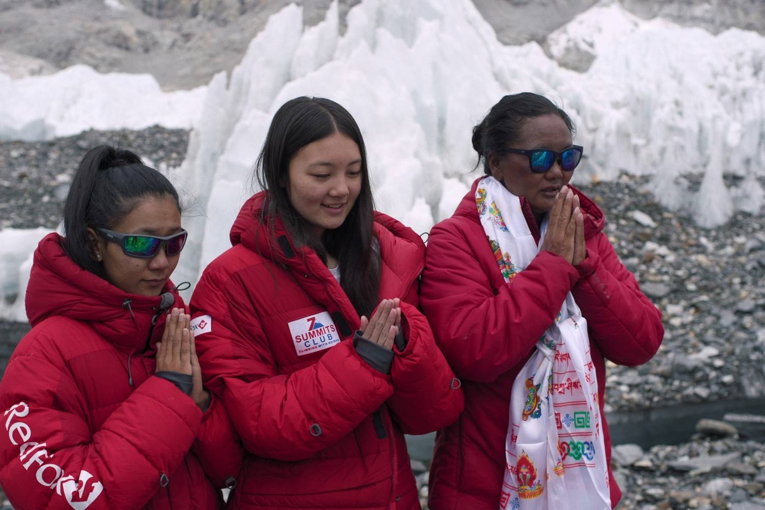 Lhapka Sherpa lányaival.