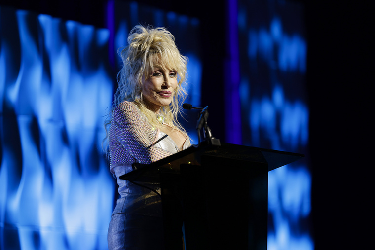 Dolly Parton&nbsp;Dolly Parton úgy véli, nem véletlenül nem lett anya: szerinte így tudott más módon hatni a világra, például jótékonysági munkájával és a gyerekek támogatásával.