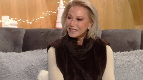 A 76 éves Ungár Anikó vadító a vörös szőnyegen: ritkán látott férjével jelent meg