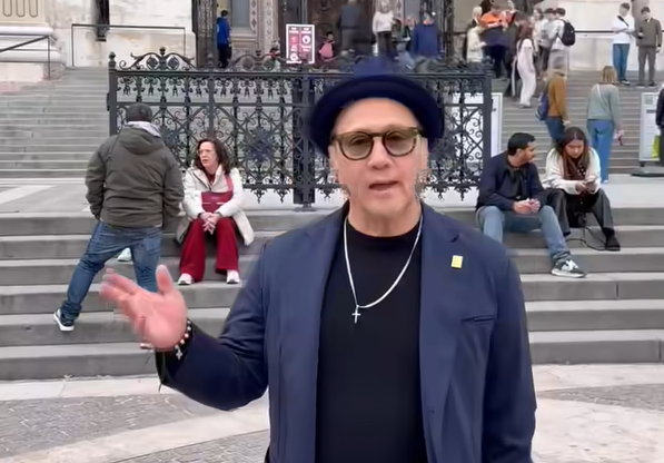 Rob Schneider a Szent István-bazilika előtt állva beszélt arról, hogy Orbán Viktort támogatja