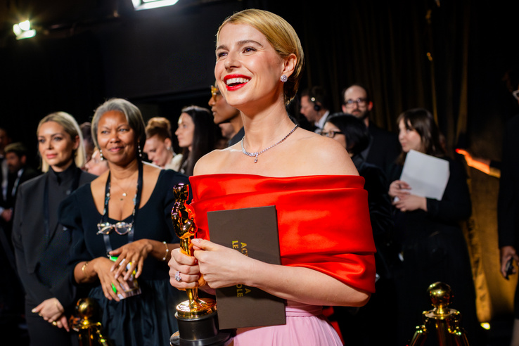 Hollywoodban szinte bűn anyának lenni, Jessie Buckley azonban változtathat ezen