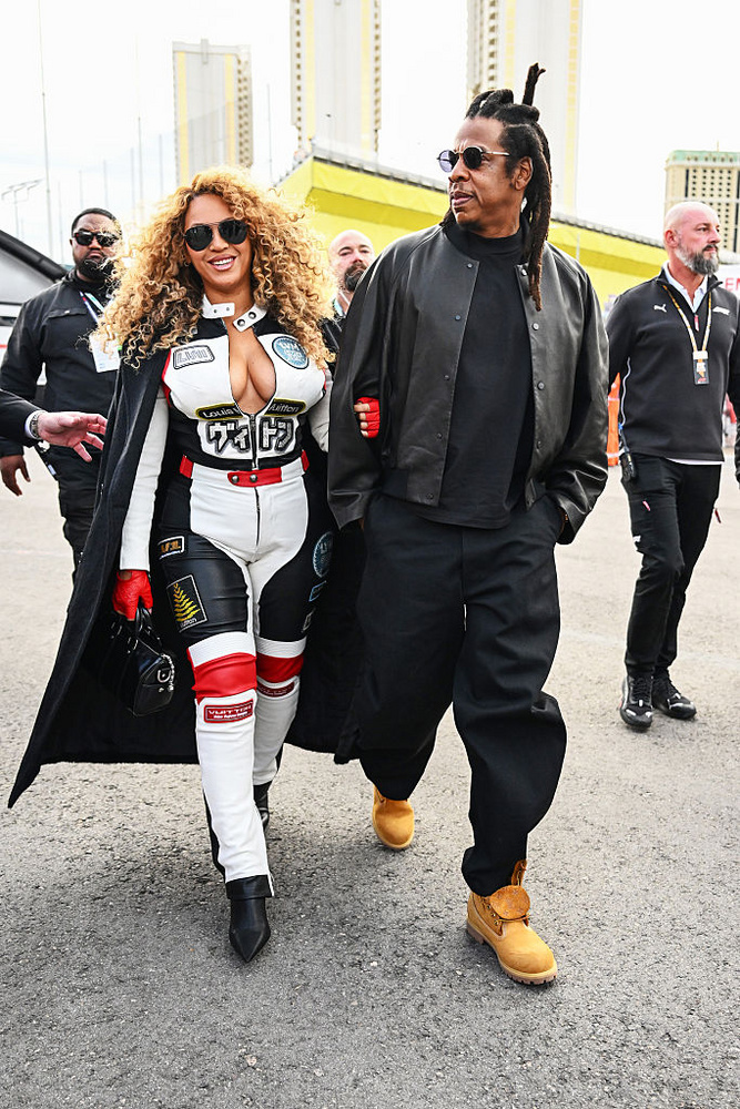 Állítólag Beyoncé és Jay-Z lányuk, Blue Ivy első születésnapját egy 80 000 dolláros (nagyjából 25,6 millió forint), gyémántokkal kirakott Barbie babával ünnepelték.