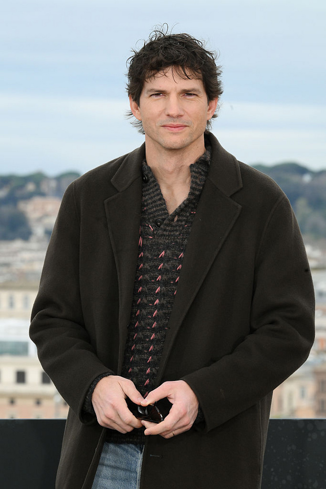 Ashton Kutcher akár 200 000 dollárt (körülbelül 64 millió forint) is kifizetethetett azért, hogy utasként részt vehessen az első Virgin Galactic űrutazásán